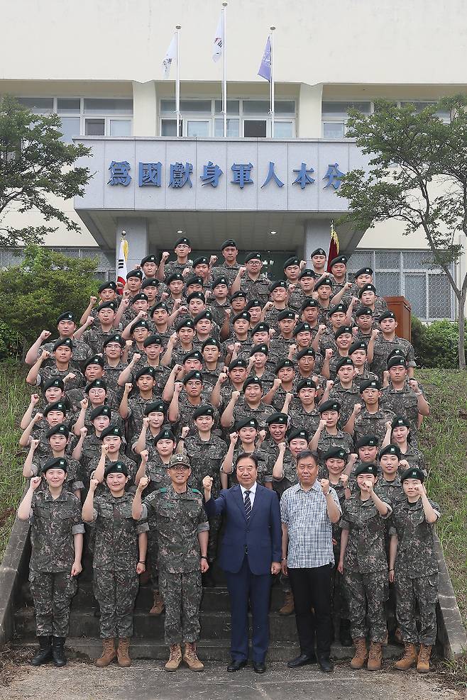 우석대학교 학군단은 29일  전주캠퍼스 학군단 연병장에서 2023년 하계 전투지휘자 훈련 출정식을 개최했다. 우석대 제공