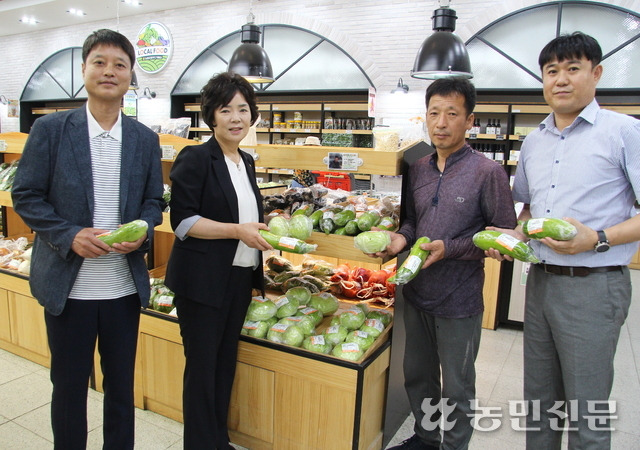 김명희 김포농협 조합장(왼쪽 두번째)이 직원들과 함께 농가 박춘열씨(오른쪽 두번째)가 출하한 호박을 들어 보이고 있다.