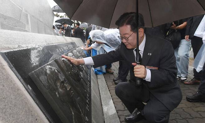 더불어민주당 이재명 대표가 29일 경기 평택시 해군 제2함대사령부에서 열린 제2연평해전 승전 21주년 기념식에서 해전 영웅 얼굴 부조상을 어루만지고 있다. 이 대표는 최근 교섭단체 대표 연설을 통해 본인에 대한 불체포특권 포기를 선언한 바 있다. 이후 김은경 혁신위원회가 의원 전원의 불체포특권 포기 서약서 제출 등을 혁신안으로 내놓으면서 30일 민주당 의원총회에서 이 혁신안 수용 여부에 대한 결론이 날 지 주목되는 상황이다. 평택=뉴시스