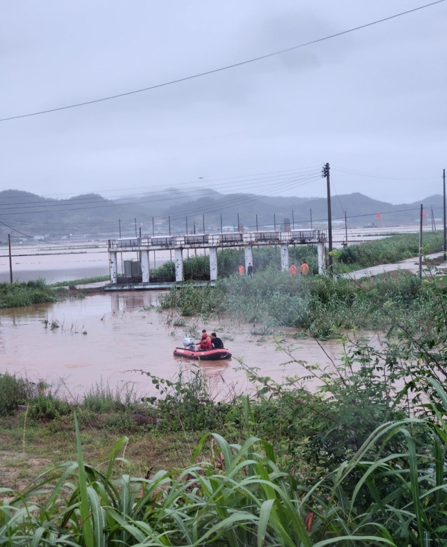 28일 오전 소방대원들이 전남 함평에서 전날 폭우로 불어난 하천 수문을 열다가 실종된 수문관리자 여성을 찾기 위한 수색 작업을 하고 있다. 독자 제공_뉴스1