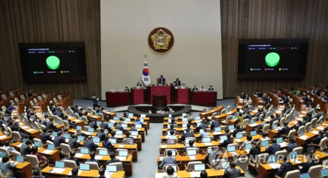 지난달 25일 국회 본회의에서 공직자윤리법 일부 개정 법률안이 통과되고 있다. 연합뉴스