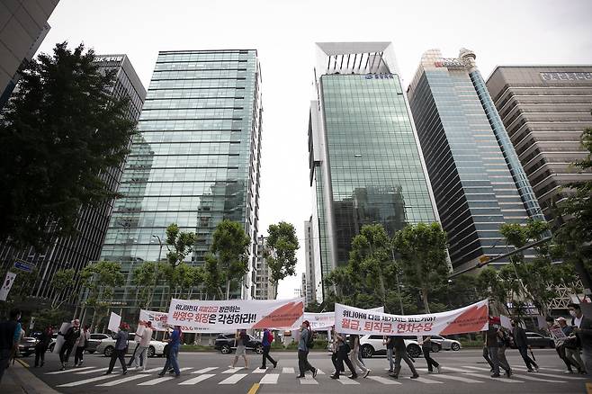 위니아전자 퇴직금사수연대 회원들이 서울 삼성역 인근에서 가두행진을 하고 있다. ⓒ시사IN 이명익