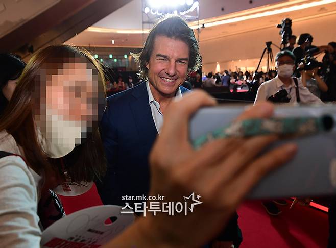 팬들과 셀카 찍는 톰 크루즈. 강영국 기자