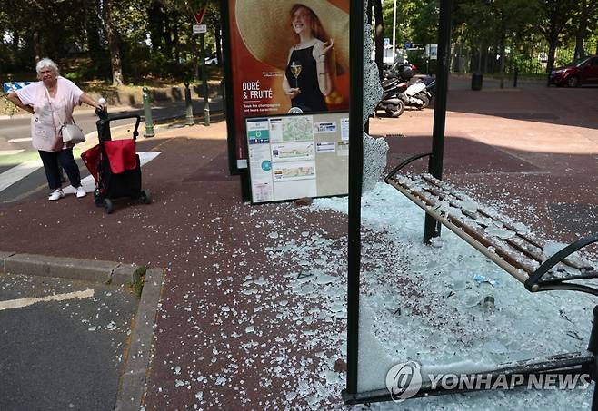 프랑스 파리 외곽 낭테르에서 17세 소년을 숨지게 한 경찰을 규탄하는 시위 후 망가진 버스정류장  [EPA=연합뉴스. 재판매 및 DB 금지]