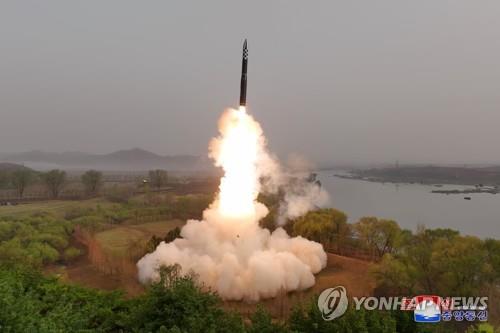 북한이 공개한 고체연료 사용 화성포-18형 미사일 [조선중앙통신 연합뉴스 자료사진. 국내에서만 사용가능. 재배포 금지. For Use Only in the Republic of Korea. No Redistribution]