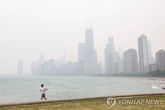 산불 미세먼지 뒤덮인 미국 시카고 미시간호에서 조깅하는 시민 [시카고 AFP=연합뉴스]