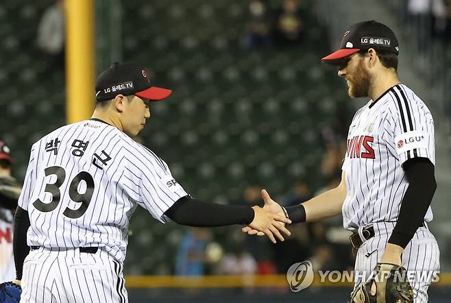 3대 1로 승리한 LG (서울=연합뉴스) 김성민 기자 = 30일 오후 서울 잠실야구장에서 열린 2023 프로야구 롯데 자이언츠와 LG 트윈스의 경기에서 3대 1로 승리하자 LG 박명근과 오스틴이 손을 맞잡고 기뻐하고 있다. 2023.5.30 ksm7976@yna.co.kr