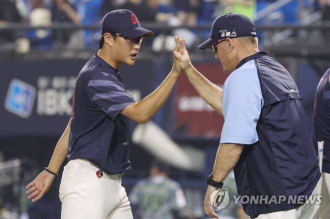 감독과 에이스 (서울=연합뉴스) 신현우 기자 = 23일 서울 잠실야구장에서 열린 2023 프로야구 롯데 자이언츠와 LG 트윈스의 경기에서 롯데가 2대1로 승리한 뒤 승리투수 박세웅이 서튼 감독과 하이파이브하고 있다. 2023.6.23 nowwego@yna.co.kr