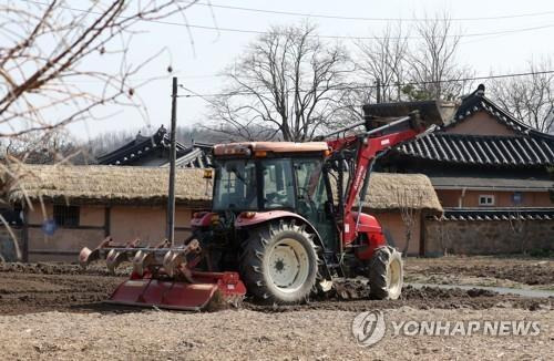 트랙터로 밭갈이 [연합뉴스 자료사진]