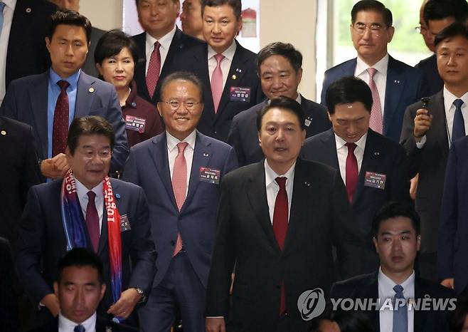 국민의힘 지도부와 입장하는 윤석열 대통령 (서울=연합뉴스) 임헌정 기자 = 윤석열 대통령이 28일 서울 중구 장충체육관에서 열린 한국자유총연맹 창립 제69주년 기념식에 국민의힘 김기현 대표, 윤재옥 원내대표와 함께 입장하고 있다. 2023.6.28 kane@yna.co.kr