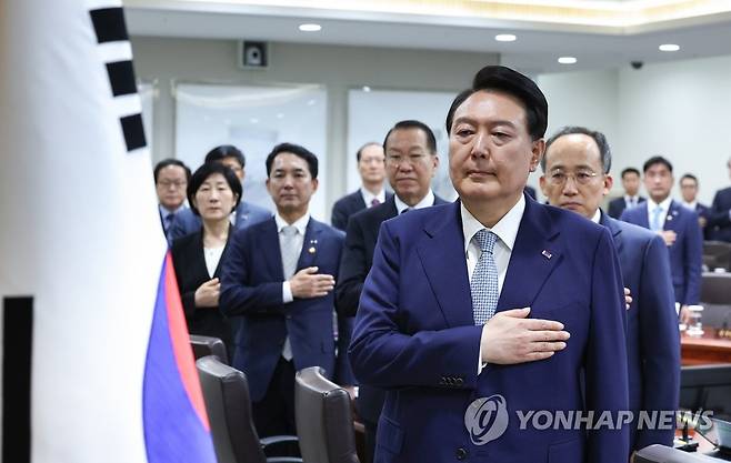 국기에 경례하는 윤석열 대통령 (서울=연합뉴스) 임헌정 기자 = 윤석열 대통령이 27일 서울 용산 대통령실 청사에서 열린 국무회의에서 국기에 경례하고 있다. 2023.6.27 kane@yna.co.kr