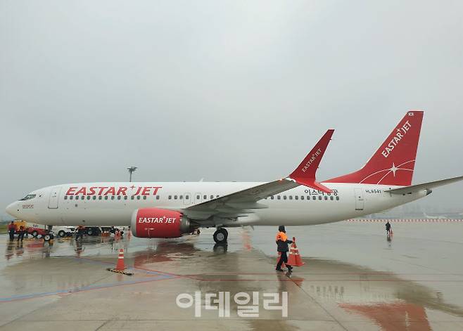 김포국제공항에 계류장에 도착한 이스타항공의 4호기(HL8541) 여객기가 정비를 준비하고 있다.(사진=이스타항공)