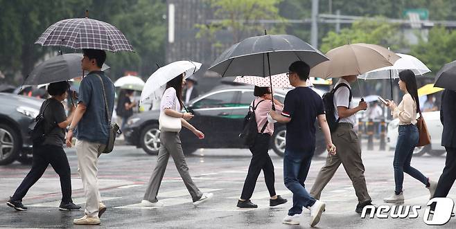 전국이 흐리고 대부분 지역에 비가 내리는 29일 오전 서울 광화문역 인근에서 시민들이 우산을 쓰고 발걸음을 옮기고 있다.  2023.6.29/뉴스1 ⓒ News1 김민지 기자