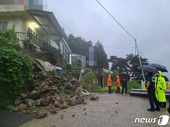 30일 오전 5시30분쯤 광주 동구의 한 가게에서 석축이 붕괴됐다는 신고가 접수돼 소방당국과 광주 동구청이 조치를 취하고 있다.(광주 동구 제공) 2023.6.30/뉴스1