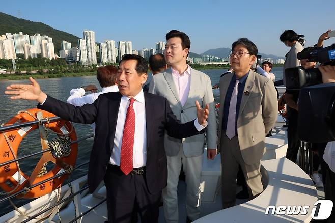 사진 왼쪽부터 나동연 양산시장과 윤영석 국회의원, 홍태용 김해시장이 낙동강 생태 탐방선 승선후 선상에서 현장을 점검하고 있다. (양산시 제공)