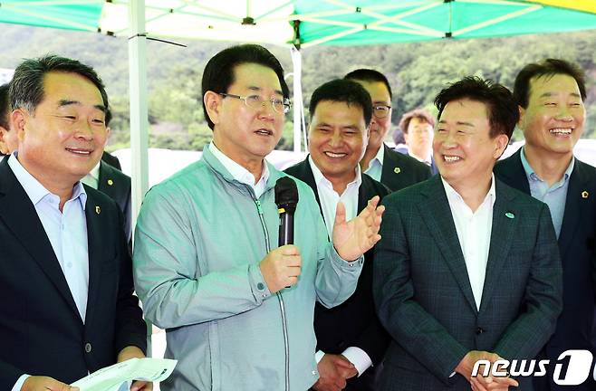 김영록 전라남도지사(왼쪽 2번째)가 30일 오전 여수시 돌산읍 진모지구 2026여수세계섬박람회 조성부지를 찾아 정기명 여수시장으로부터 섬박람회장 기반조성 추진상황에 대해 설명을 듣고 있다.(전남도 제공) 2023.6.30/뉴스1