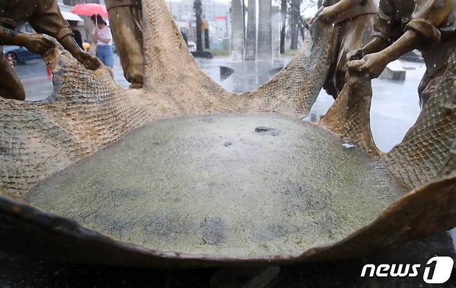 제주 전역에 호우특보가 내려진 30일 오후 제주시 조천읍 함덕해수욕장에 설치된 조형물에 장맛비가 가득 고여있다. 2023.6.30/뉴스1 ⓒ News1 오현지 기자