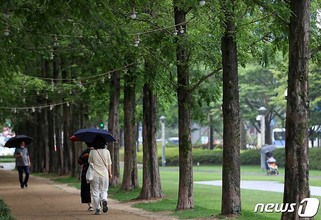 장맛비가 내리는 29일 오후 부산 부산진구 송상현광장에서 우산을 쓴 시민들이 발걸음을 옮기고 있다. 2023.6.29/뉴스1 ⓒ News1 윤일지 기자