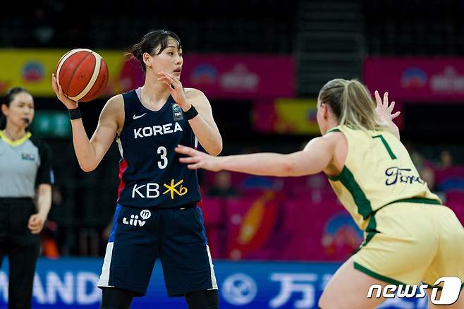 30일 호주 시드니에서 열린 2023 FIBA 여자 아시아컵 호주와 4강 진출 결정전에서 강이슬이 패스 줄 곳을 찾고 있다. ⓒ AFP=뉴스1