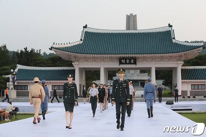 30일 오후 서울 동작구 국립서울현충원 겨레얼마당에서 열린 '제복-한복 패션쇼 자락을 펴다'에서 참가자들이 런웨이를 걷고 있다. 2023.6.30/뉴스1 ⓒ News1 이승배 기자