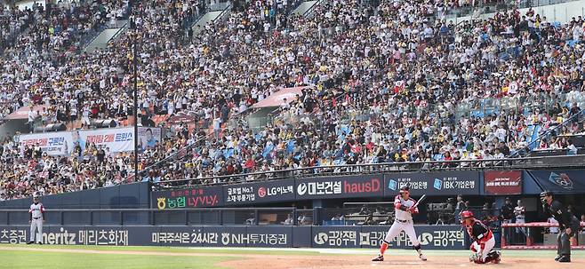 30일 오후 서울 잠실야구장에서 열린 2023 KBO리그 KIA 타이거즈와 LG 트윈스의 경기를 찾은 야구팬들이 관중석을 가득 메우고 있다. 2023.4.30 연합뉴스