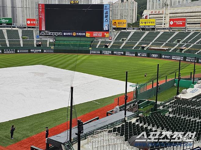 29일 비 내리는 사직구장 그라운드에 나와 롱토스 하는 댄 스트레일리. 부산=스포츠조선 정현석 기자 hschung@sportschosun.com