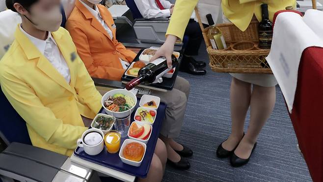 한 대학교 승무원학과 학생들이 기내식 실습 체험을 하고 있다. 기사 내용과 직접적 연관 없음. /연합뉴스