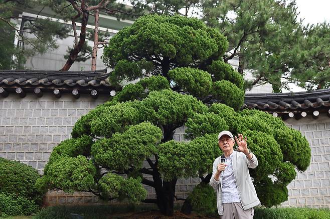 30일 오전 청와대에서 진행된 청와대 수목 탐방 해설 프로그램에서 대통령 기념식수 전문가 박상진 교수가 박정희 전 대통령 기념식수인 가이즈카 향나무에 대해 설명하고 있다. /연합뉴스