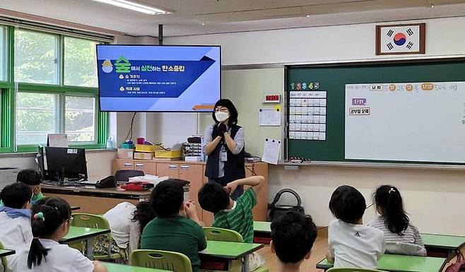 덕풍초등학교 1학년 학생들과 함께하고 있는 목재이용 숲치유 프로그램 진행 모습.ⓒ하남시