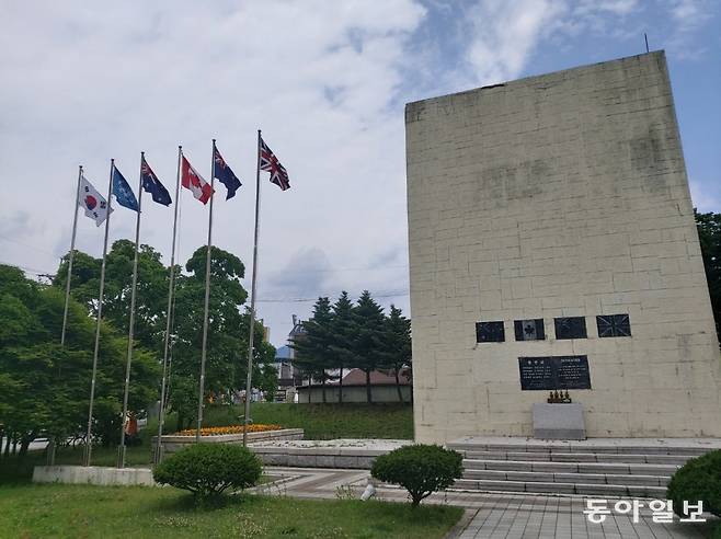경기도 가평의 영연방 전투 기념비.  태극기 유엔기와 함께 영연방 4개국 국기가 나란히 게양되어 있다. 가평=구자룡 기자