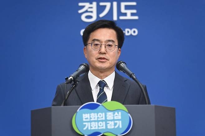 김동연 경기도지사가 30일 경기도 수원시 영통구 경기도청 브리핑룸에서 취임 1주년 기자회견을 하고 있다. 뉴시스