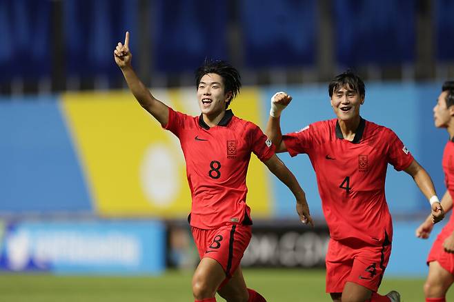 한국 17살 이하(U-17) 남자 축구대표팀의 백인우(왼쪽)가 30일(한국시각) 타이 빠툼타니 스타디움에서 열린 2023 아시아축구연맹(AFC) 17살 이하 아시안컵 우즈베키스탄과 4강전 선제골을 넣은 뒤 기뻐하고 있다. 대한축구협회 제공