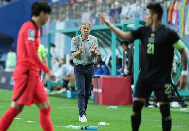 위르겐 클린스만 한국 축구대표팀 감독이 20일 대전월드컵경기장에서 열린 한국과 엘살바도르의 평가전에서 선수들을 격려하고 있다. 연합뉴스