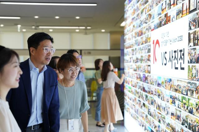 29일 서울 강서구 마곡 LG사이언스파크에서 ‘도전의 10년, 함께 만들어가는 비전 2030’을 주제로 열린 기념행사에서 임직원들이 VS사업본부의 10년 역사를 담은 사진전을 보는 모습. LG전자 제공