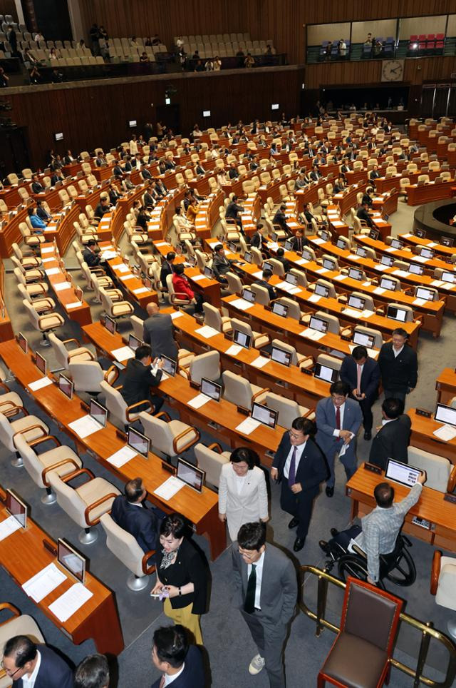 30일 국회 본회의에서 국민의힘 의원들이 '노란봉투법'(노동조합 및 노동관계조정법 개정안) 본회의 부의의 건에 항의하며 표결에 앞서 본회의장을 빠져나가고 있다. 연합뉴스