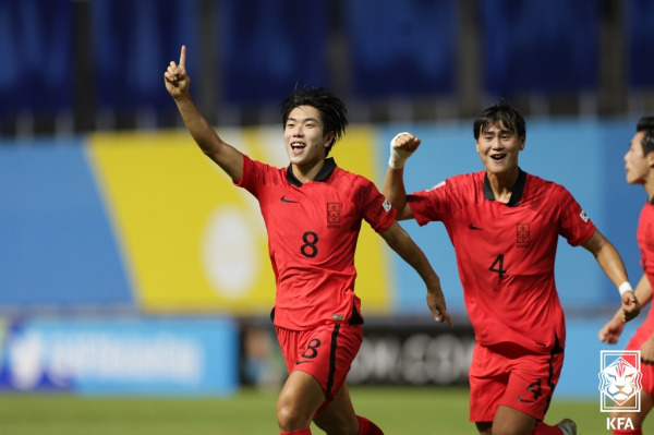 29일 우즈베키스탄과의 AFC U-17 아시안컵 4강에서 골을 넣은 뒤 기뻐하고 있는 백인우. 사진=대한축구협회 