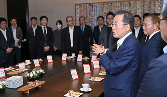 홍준표 대구시장(오른쪽)이 대구투자설명회에 참석한 내빈들과 간담회를 갖고 있다. [사진=대구시]