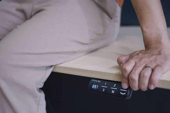 책상은 약 100kg까지 지탱할 수 있어서 어떤 물건을 올려놨든 안정적으로 오르내릴 수 있다. 출처=IT동아