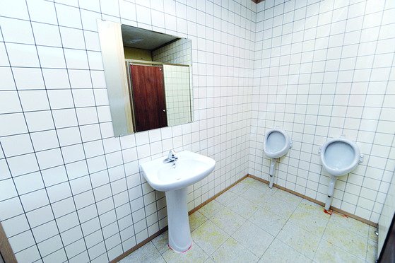 지난 1997년 이태원에서 발생한 살인사건 현장 화장실을 검찰이 서울중앙지검 지하2층에 재현해 당시 상황을 실험한 모형 화장실. 중앙포토