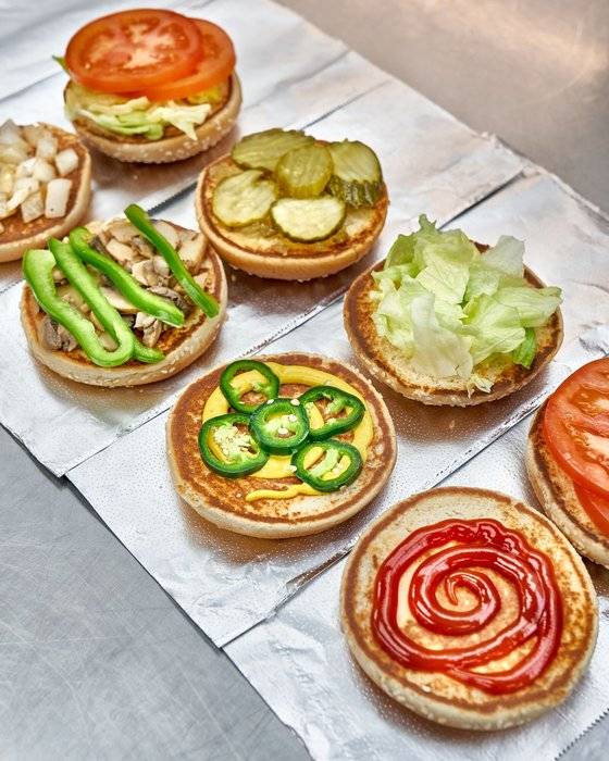 이달 26일 서울 강남대로에 문 연 ‘파이브가이즈’는 빵과 소고기 패티 외에 토마토·양상추·피클·구운 버섯 등 15가지 토핑을 고객 취향에 맞게 선택할 수 있는 게 특징이다. 8가지 종류의 버거와 15가지 토핑을 조합하면 최대 25만 가지의 버거 스타일이 나온다. 사진 한화갤러리아