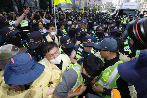 지난 17일 오전 대구 중구 중앙로 대중교통전용지구에서 열리는 제15회 대구퀴어문화축제를 앞두고 행정대집행에 나선 공무원들이 행사 차량의 진입을 막으려 하자 경찰이 이들을 해산시키는 과정에서 공무원과 경찰이 충돌해 뒤엉켜 있다. 뉴스1