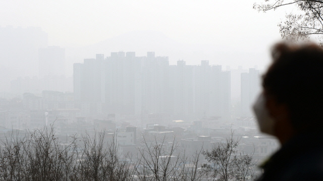 ▲ 춘천 봉의산에서 바라본 시가지가 먼지로 뿌옇다.