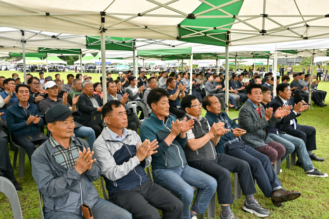 ▲ 제14회 정선군 이·반장 한마음대회가 30일 임계면 장찬광장에서 최승준 군수, 전영기 군의장, 전영록 전국이통장연합중앙회 정선군지회장, 군의원, 기관사회단체장, 이반장 등 1200여 명이 참석한 가운데 열렸다.