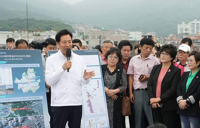 북한산고도지구 재정비 현장 방문한 오세훈 서울시장. 사진=연합뉴스