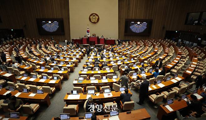 30일 국회에서 열린 제407회 국회(임시회) 제7차 본회의에서 ‘노란봉투법’(노동조합 및 노동관계조정법 개정안) 부의의 건이 국민의힘 의원들의 퇴장 속에 표결 처리되고 있다. 성동훈 기자