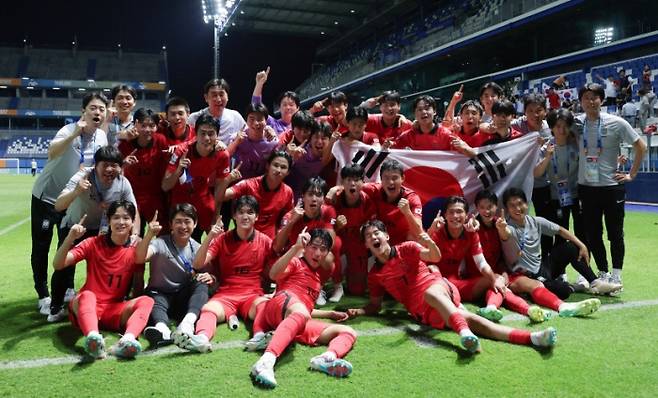 17세 이하 축구대표팀이 29일 밤 태국 빠툼타니 스타디움에서 열린 U-17 아시안컵 4강전에서 승리, 결승 진출을 확정한 뒤 태극기를 들고 기념 촬영을 하고 있다. 대한축구협회 제공