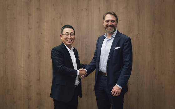 SKT CEO Yoo Young-sang, left, and Joby Aviation's CEO JoeBen Bevirt pose for the photo after a meeting at CES 2023 tech fair held at Las Vegas in January. [SKT]