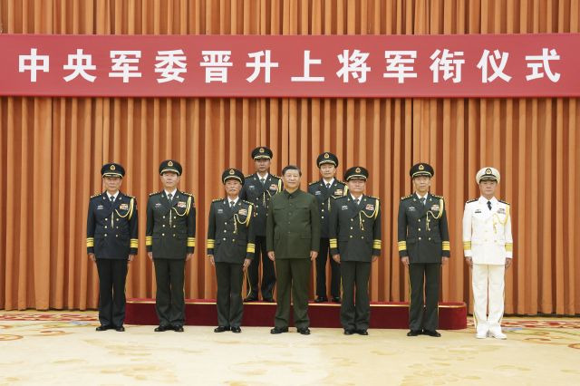 시진핑 중국 국가주석이 28일 베이징에서 장성으로 진급한 군 장교들과 기념촬영을 하고 있다. EPA연합뉴스