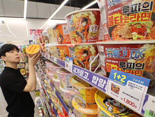 Cup noodles for the “2+1” deal are on display at a CU convenience store. [Photo by Yonhap]