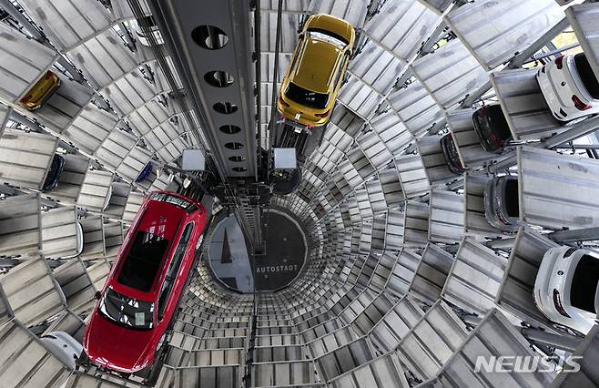 [볼프스부르크=AP/뉴시스] 미국 포드와 제너럴모터스(GM) 등에 이어 독일 자동차 기업 폭스바겐도 테슬라의 전기차 충전 규격을 곧 채택할 것으로 보인다.사진은 2021년 11월8일(현지시간) 독일 볼프스부르크에 있는 폭스바겐 자동차 공장 '자동차 타워'에서 신차가 인도될 채비를 갖춘 모습.